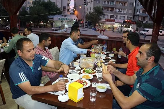 Bu Sehirde Her Gun Iki Kez Iftar Aciliyor Dunya Haberleri