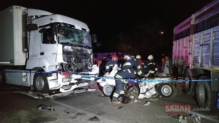 Yakıtı bitip, kamyonla çekilen otomobile TIR çarptı: 3 ölü, 2 yaralı