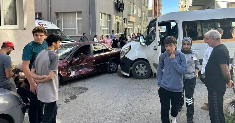 Sinop’ta otomobil ile okul servisi çarpıştı: 7 yaralı