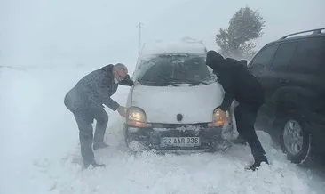 Edirne Valisi, karda mahsur kalan araçları itti