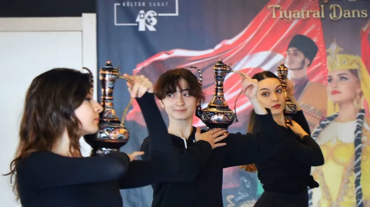 kardeslik-destani-izmirde-1645020185058.jpg