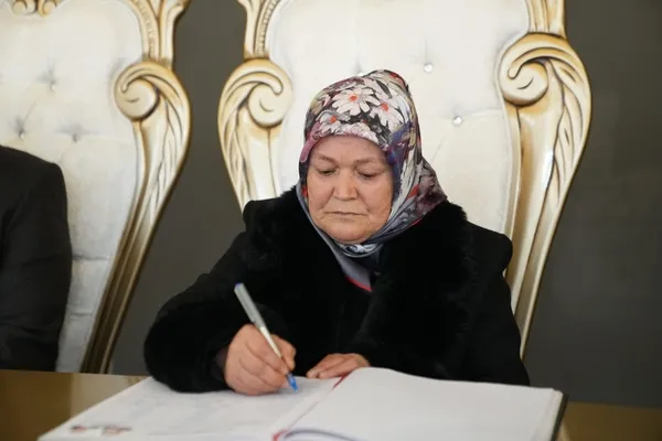 baskan-akdenizlinin-kiydigi-nikahla-emine-teyze-ve-yusuf-amca-evet-dedi-1770061195023.jpg