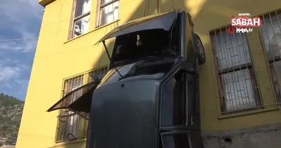 Antalya’da görenleri şaşkına çeviren olay: Sürekli kazaya karışan otomobilini binaya astı | Video