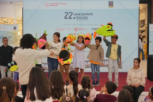 tiyatrodan-soylesiye-uzanan-etkinlikler-diyarbakir-kultur-yolu-festivalinin-ucuncu-gununde-yer-aldi-1791881515699.jpg