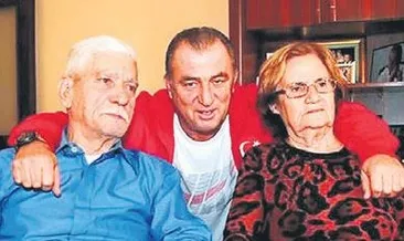 Babasının başından ayrılmıyor