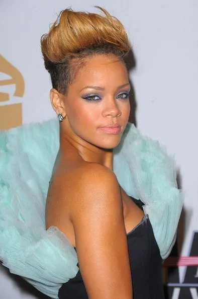 Dünden bugüne Rihanna'nın saç modası