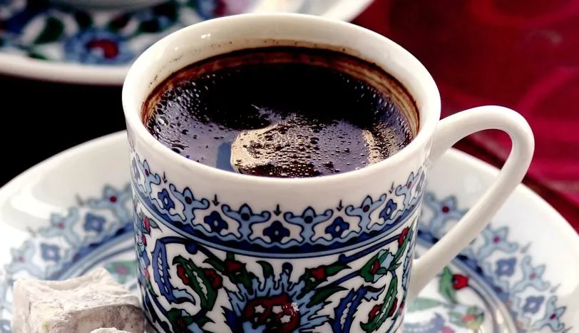Türk Kahvesi (orta şekerli) Tarifi Soslar ve İçecekler Sofra