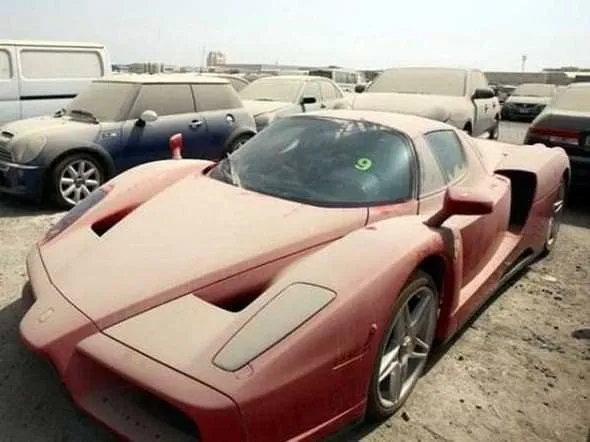 Dubai’de lüks araçlar bir bir terk ediliyor