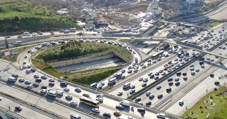 İstanbul’da cuma trafiği uzun kuyruklar oluşturdu