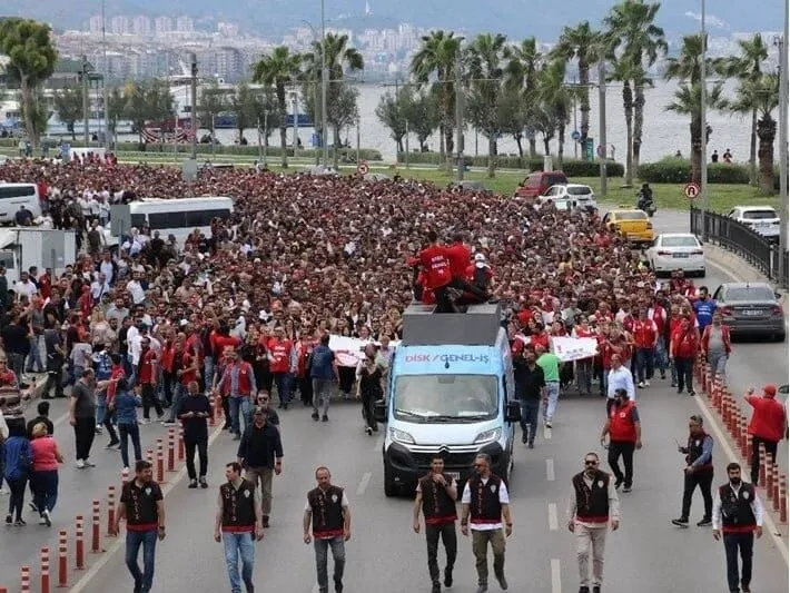 İzmir’de işçilerin grevi 5. gününde! Çöpler toplanmıyor, otobüsler çalışmıyor