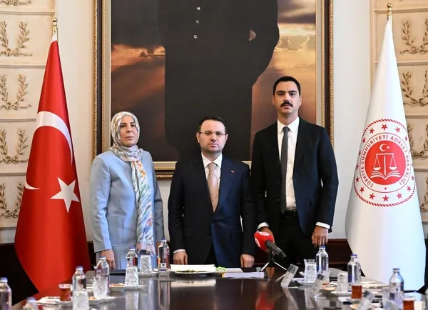 bakan-gurlekten-muhsin-yazicioglunun-ailesine-kritik-mesaj-bu-cinayeti-cozmek-bizim-boynumuzun-borcu-sonuna-ka-1786367264798.jpg