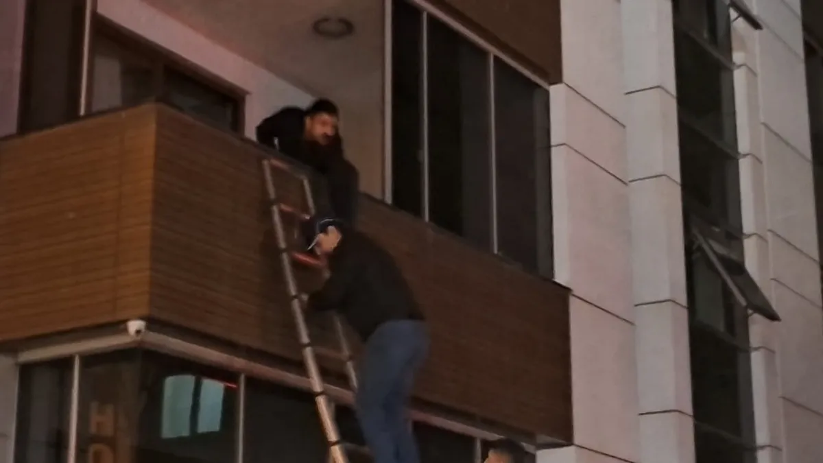 7 katlı otelde yangın çıktı: 8 Kişi hastaneye kaldırıldı 7 katlı otelde yangın çıktı: 8 Kişi hastaneye kaldırıldı