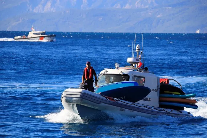 Akdeniz’de can pazarı: 19 genç şiddetli rüzgarla açığa sürüklendi! ’Birbirimize tutunarak kurtarılmayı bekledik’