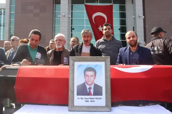 Üniversitede öldürülen görevlilerin için tören düzenlendi