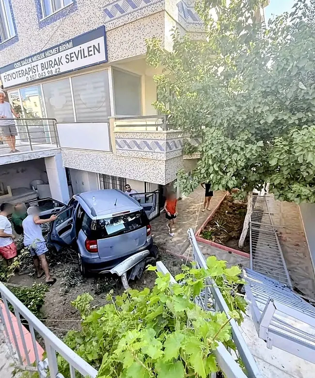 aydinda-bir-arac-evin-bahcesine-uctu-1783623743813.jpeg