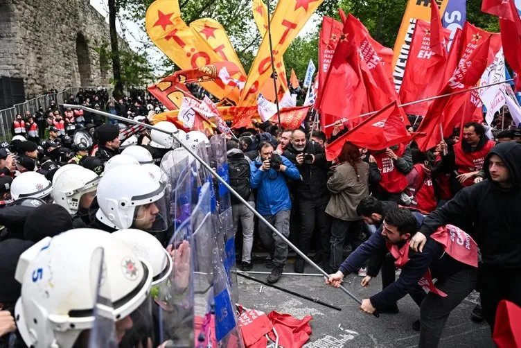 CHP, DEM, DİSK ve KESK Taksim’e yürümeye çalıştı: ‘Dağılın’ uyarısına taşlı sopalı saldırı!