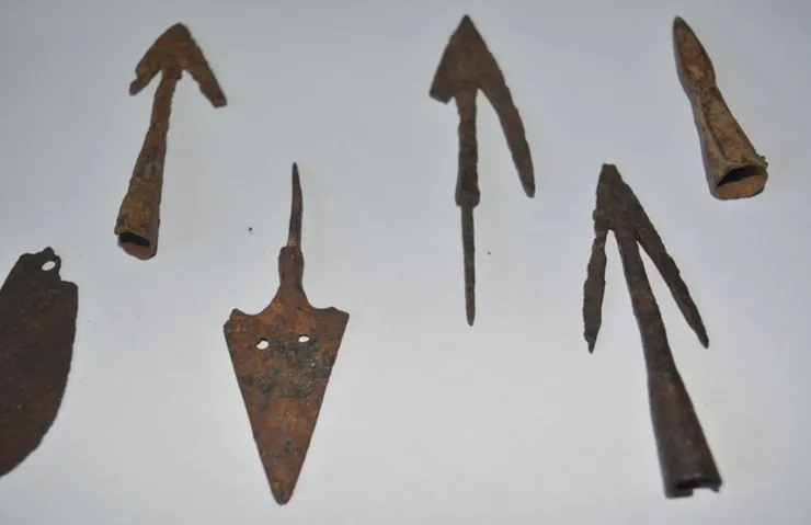 BAHÇESİNDEKİ TAŞI İNCELERKEN FARK ETTİ: 3.300 YILLIK SIR ORTAYA ÇIKTI