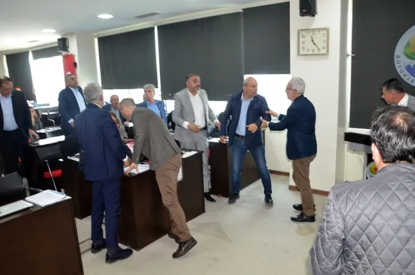 chpli-baskan-kendisini-elestiren-meclis-uyesinin-uzerine-yurudu-1681548702478.jpg CHP’li başkan kendisini eleştiren meclis üyesinin üzerine yürüdü