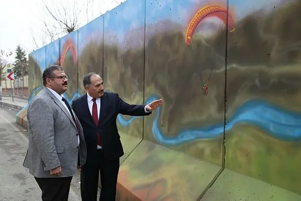 Siirt'te güvenlik duvarları renkli motiflerle süsleniyor
