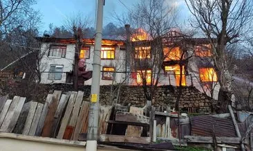 Bolu’da dumanlar yükseldi: Aynı kişiye ait 2 ev alev alev yandı! #bolu