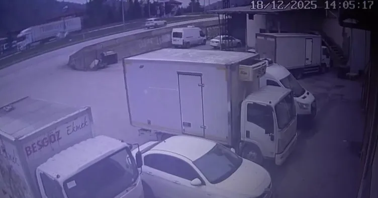 Aydınlatma direğine çarptı, aracı paramparça oldu! Genç avukatın öldüğü feci kaza kamerada