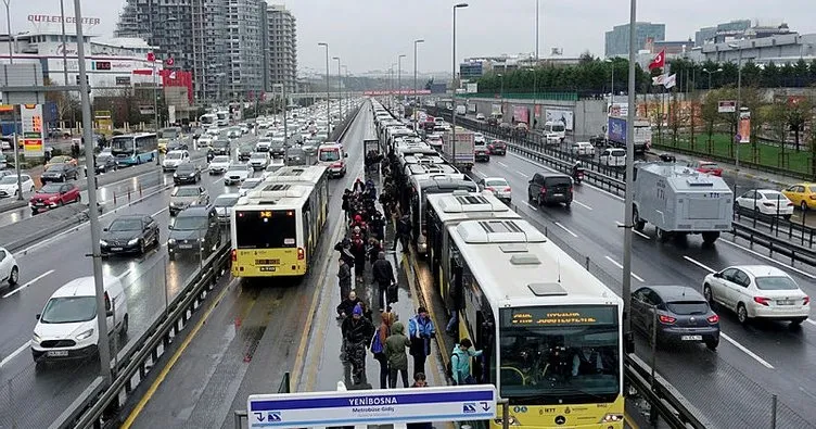Metrobüs arızası uzun kuyruklara neden oldu