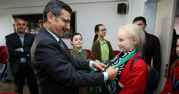 Kocaeli’nde Tataristanlı çocuklara Kocaelispor atkılı karşılama