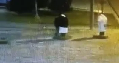 Stad önündeki cansız mankenin formasını çaldılar | Video