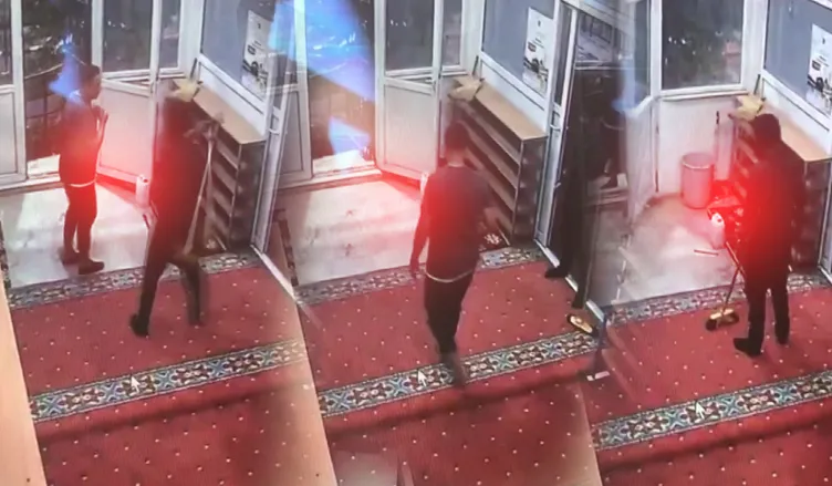 Eli bıçaklı saldırgan camide müezzin ve cemaate dehşeti yaşattı: Buraya kimseyi sokmayacağım…