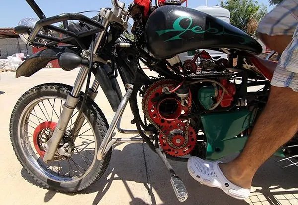 Hurda motosiklet parçalarına hayat veriyor