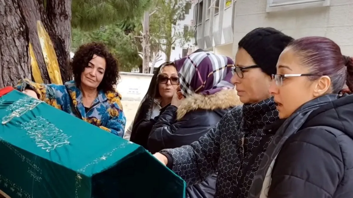 Yeşilçam’ın usta oyuncusu Nevin Efe son yolculuğuna uğurlandı Yeşilçam’ın usta oyuncusu Nevin Efe son yolculuğuna uğurlandı