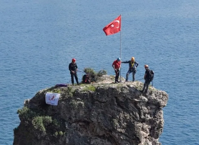 Kayalıkta yıpranmış bayrak operasyonu