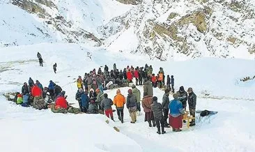 Dağda kaybolan 11 kişi donarak öldü