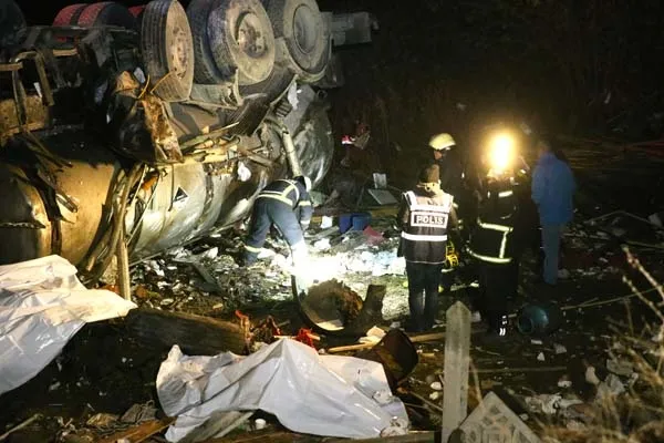 Beton mikseri kahvehaneye girdi! Ölü ve yaralılar var...