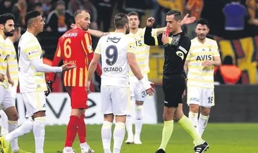 Küfür etti atıldı!