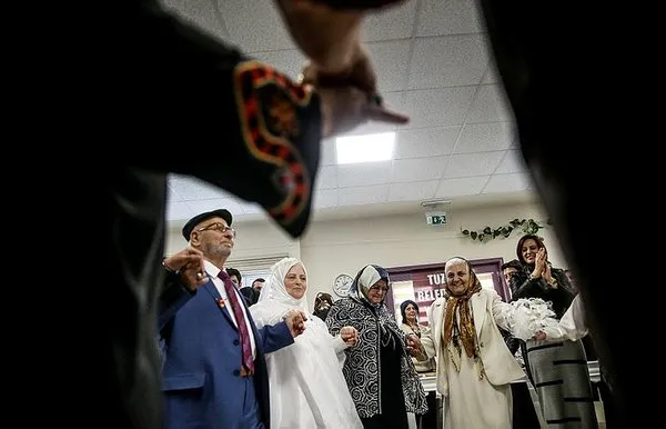 62 yıl sonra gelinlik ve damatlığa kavuştular