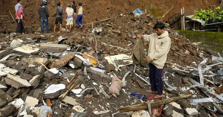 Endonezya’da doğal afet can aldı: Yerleşim alanlarında büyük hasar var