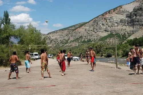 Tunceli'de insanlar plajlara akın ediyor