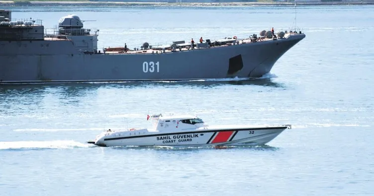 Rus savaş gemisi Boğaz’dan geçti