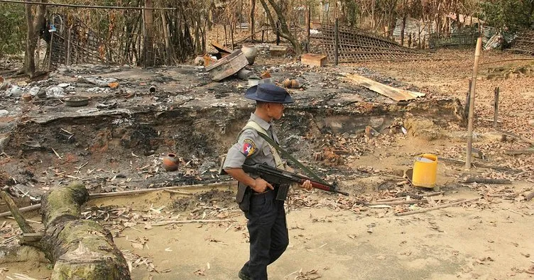 Myanmarlı askerler, Arakanlı Müslümanlara karşı işlenen suçlarla ilgili hakim karşısında