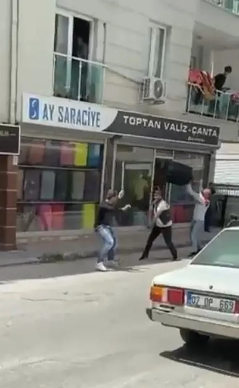 Antalya'da taşlı, sopalı kavga! Kaldırım taşı fırlatıldı akla Matrix filmi geldi - 6