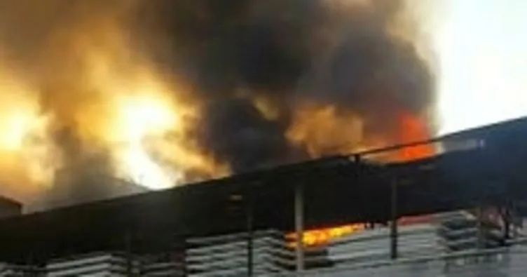 Sakarya’da fabrikanın çatısı ve deposu yandı