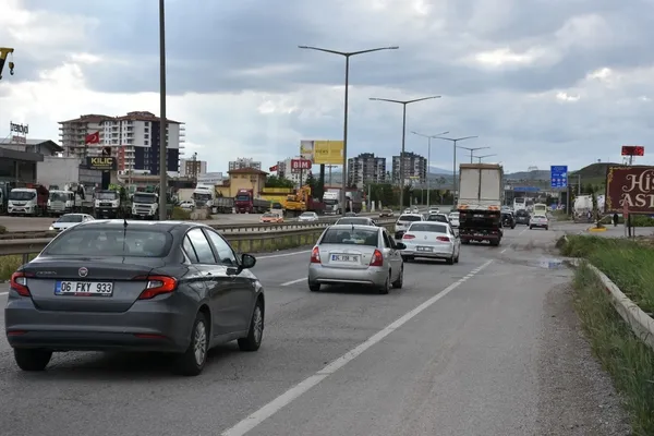 kurban-bayrami-tatilinin-sona-ermesiyle-birlikte-43-ilin-kara-yolu-baglanti-noktasi-olan-kirikkalede-donus-tra-1780065390057.jpg