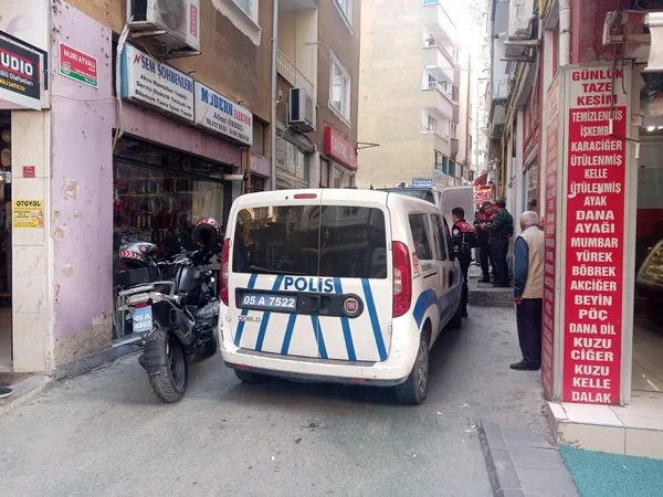 amasyada-merdivenlerden-dusen-yasli-adam-hayatini-kaybetti-1696604707622.jpg