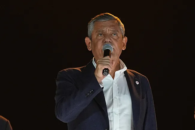 son-dakika-kemal-kilicdaroglu-ile-ozgur-ozel-arasinda-paramizi-verin-kavgasi-5-milyon-100-bin-tl-icin-ihtar-ce-1792743679161.jpg SON DAKİKA… Kemal Kılıçdaroğlu ile Özgür Özel arasında ‘paramızı verin’ kavgası: 5 milyon 100 bin TL için ihtar çektik!