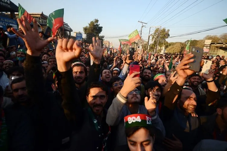 Pakistan’da İmran Han sürprizi: Tutuklu liderin adayları kazandı!