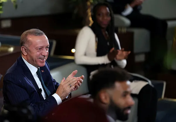 baskan-erdogan-afrikali-genclerle-bulustu-enflasyon-yine-inecek-1639924822639.jpg
