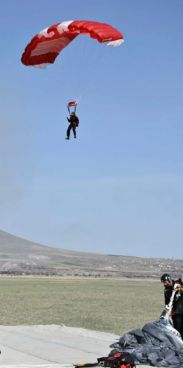 Paraşütçü komandolardan 'Şehitlere Saygı Atlayışı'