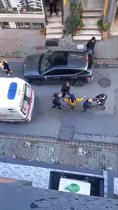 Bunu yapan insan olamaz: Ambulansı yumrukladı çalışanlara saldırdı!