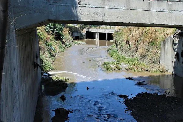 İstanbul’da Ayamama Deresi’ne kirli su akmaya devam ediyor! Pislik, koku ve sinekler hüküm sürüyor